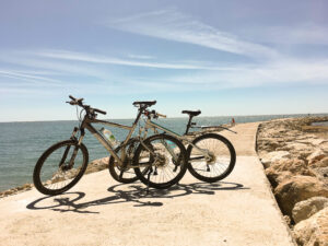 zwei Fahrräder mit Meer im Hintergrund