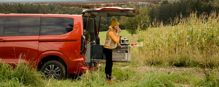 Ford Tourneo Custom Camper mit VanEssa Modulen Bergpanorama