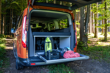 VanEssa Riva rear extension in Ford Tourneo Custom with lithium block travelling equipment