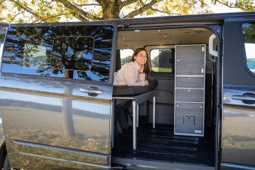 VanEssa Schlafsystem zur Küche Ford Tourneo Transit Custom, Seitenansicht im Auto