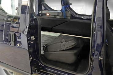 VanEssa Schlafsystem Dacia Dokker Seitenansicht im Auto