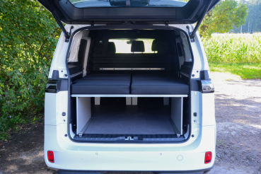VanEssa Schlafsystem Surfer geteilt als Doppelbett im VW Cargo Multivan Heckansicht