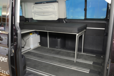 VanEssa Schlafsystem zur Kueche geteilt im Mercedes V-Klasse Einzelbett