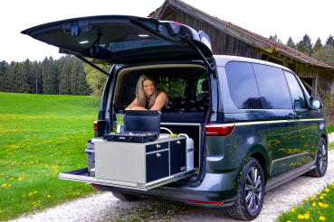 VanEssa Riva rear pull-out with sleeping system in VW Bus T7