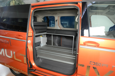 VanEssa Schlafsystem Surfer zur Kueche geteilt Einzelbett im VW T7 Multivan