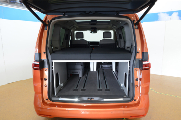 VanEssa Schlafsystem Van im VW T7 Multivan mit langem Ueberhang, Heckansicht aufgebaut