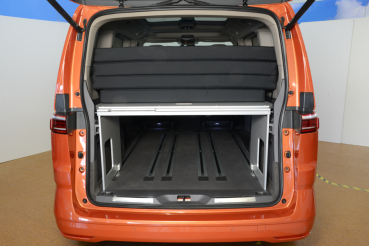 VanEssa Schlafsystem Van im VW T7 Multivan mit langem Ueberhang, Heckansicht Packzustand