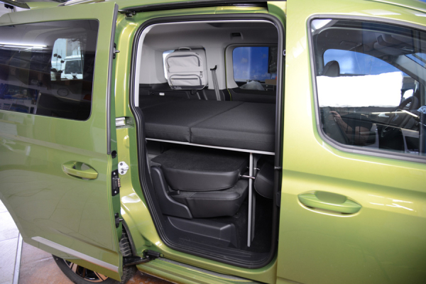 VanEssa Schlafsystem zur Kueche VW Caddy 5 Ford Tourneo Connect 3 seitliche Ansicht im Fahrzeug