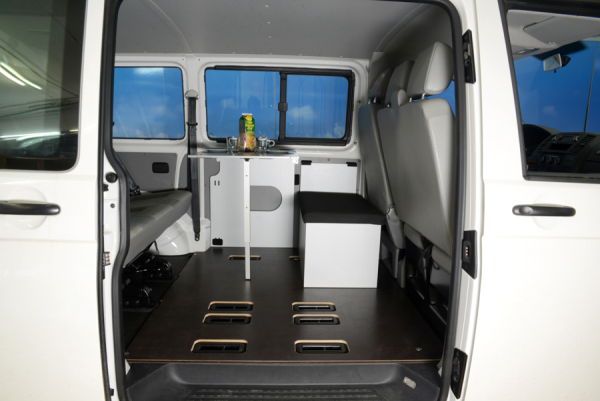 VanEssa Kinderbett VW Transporter mit Tischfunktion aufgebaut