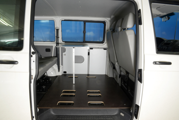 VanEssa Kinderbett VW Transporter mit Tischfunktion verstaut