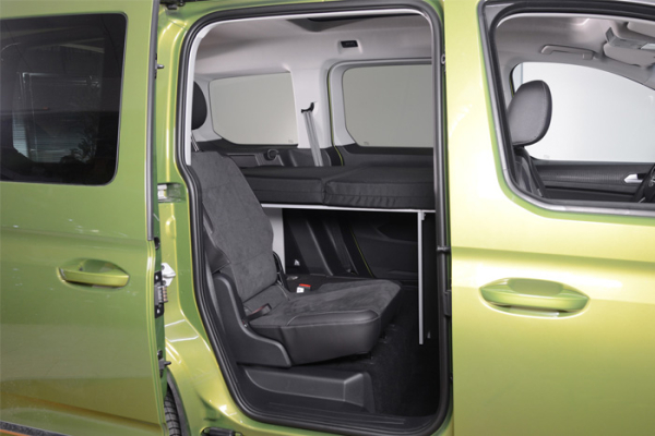 VanEssa Schlafsystem Einzelbett VW Caddy Maxi 5 Ford Grand Tourneo Connect 3 mit Einzelbettmatratze Seitenansicht