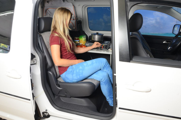 VanEssa Schlafsystem geteilt im Renault Kangoo 3 Mercedes Citan 2 T-Klasse Nissan Townstar Seitenansicht Nutzung als Tisch mit Einzelsitz