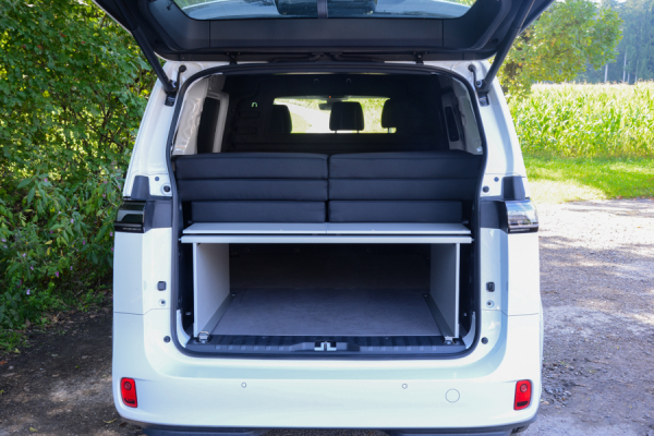 VanEssa Schlafsystem Surfer geteilt als Doppelbett im VW Cargo Multivan Packzustand