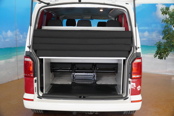 VanEssa Multiflexboard mit Matratze fuer VW Transporter bzw. Caravelle Packzustand im Fahrzeug