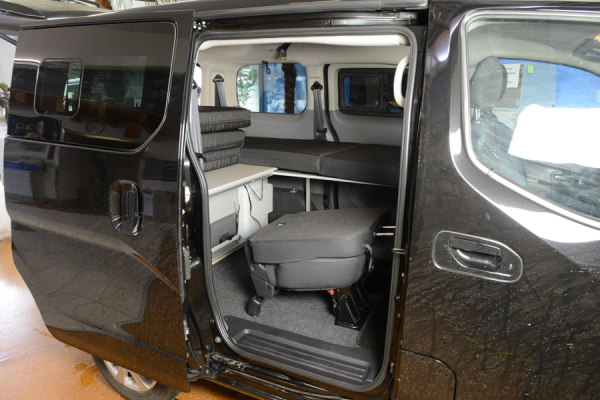 VanEssa sleeping system split to the kitchen in the NV 200 single bed with raised single seat