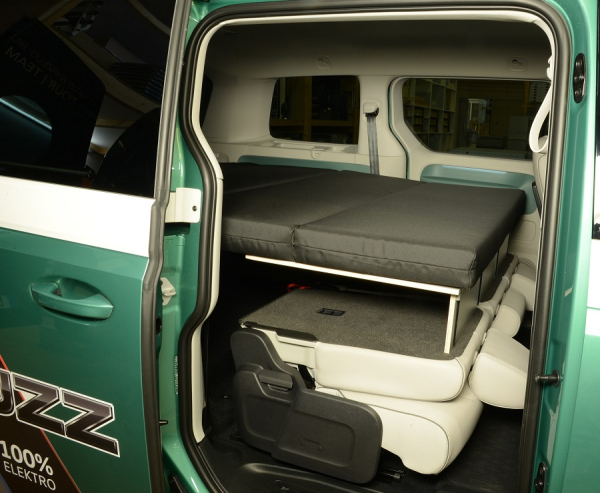 VanEssa Schlafsystem Surfer im VW ID Buzz Seitenansicht Doppelbett auf der Sitzbank