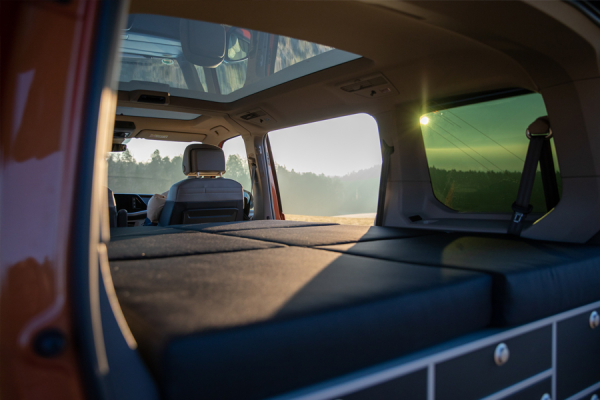 VanEssa Schlafsystem Surfer zur Kueche geteilt im VW T7 Multivan mit Einzelbettmatratzen