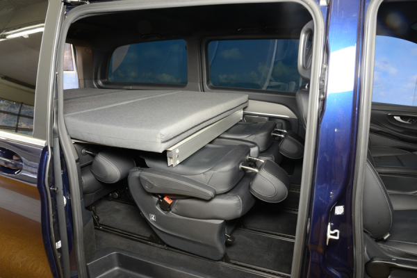 VanEssa Schlafsystem Van im Mercedes V-Klasse Seitenansicht mit Ruecksitzen