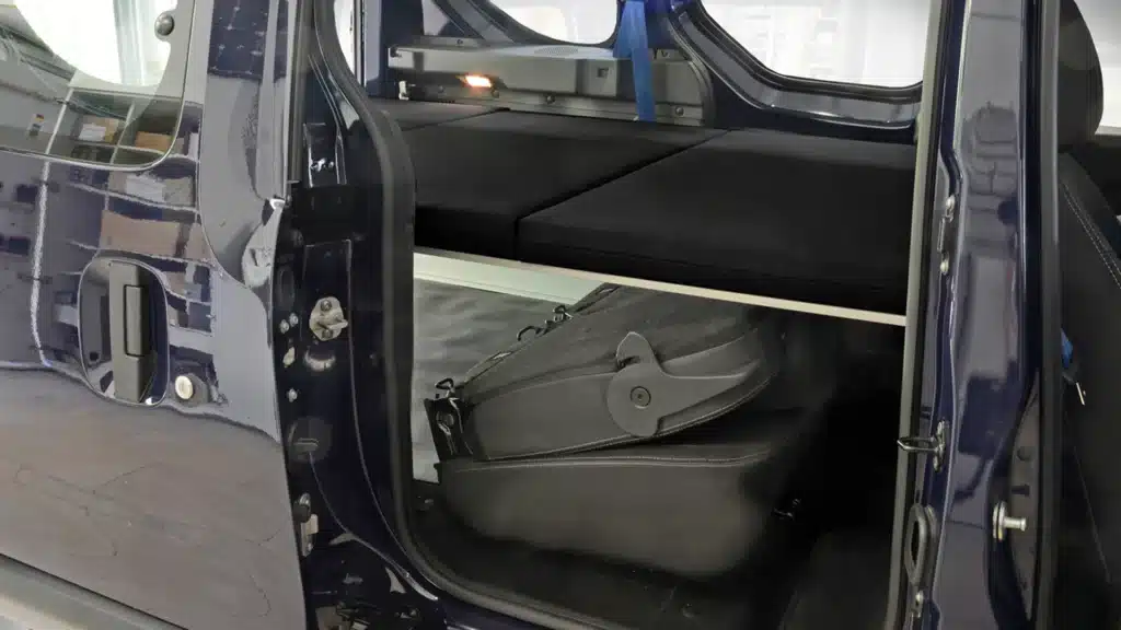 VanEssa Dacia Dokker Schlafsystem Surfer aufgebaut