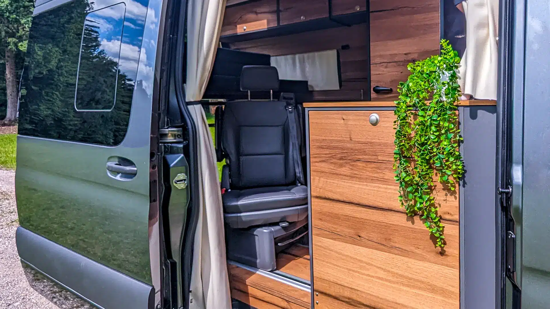 Sprinterausbau Innenraum mit Drehsitz