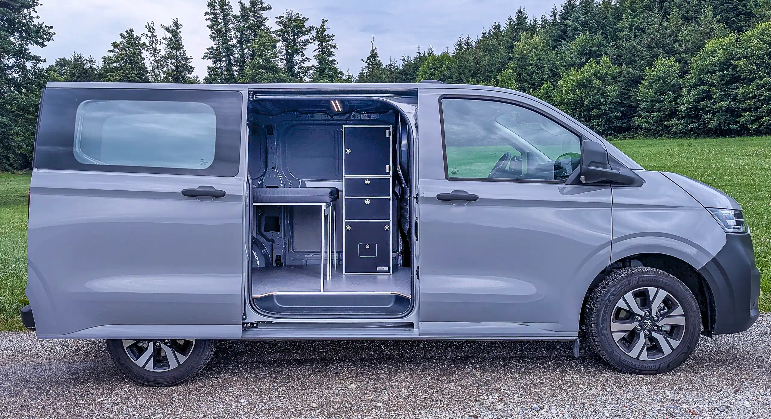 Transporter Kasten Einbau Campingmodule Innenraumodul Stauturm und Schlafsystem Surfer geteilt