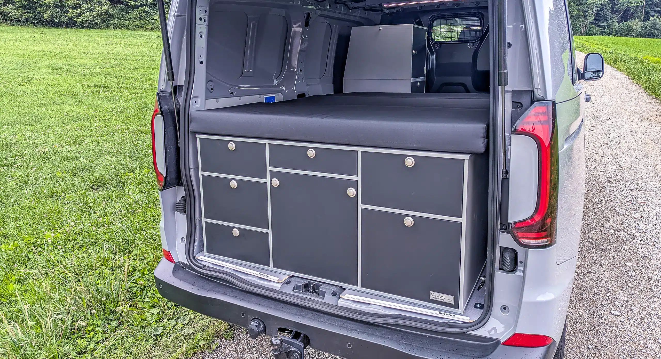 Transporter Kasten Campingmodule Heckkueche und Schlafsystem Surfer Heckansicht