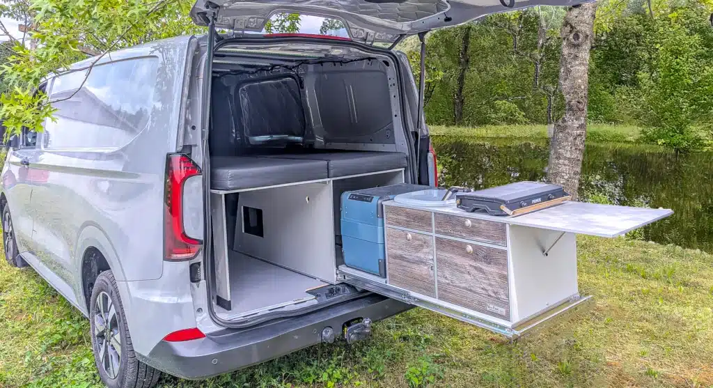 Transporter Kasten Campingmodule Heckauszug Arco mit Schlafsystem Surfer geteilt