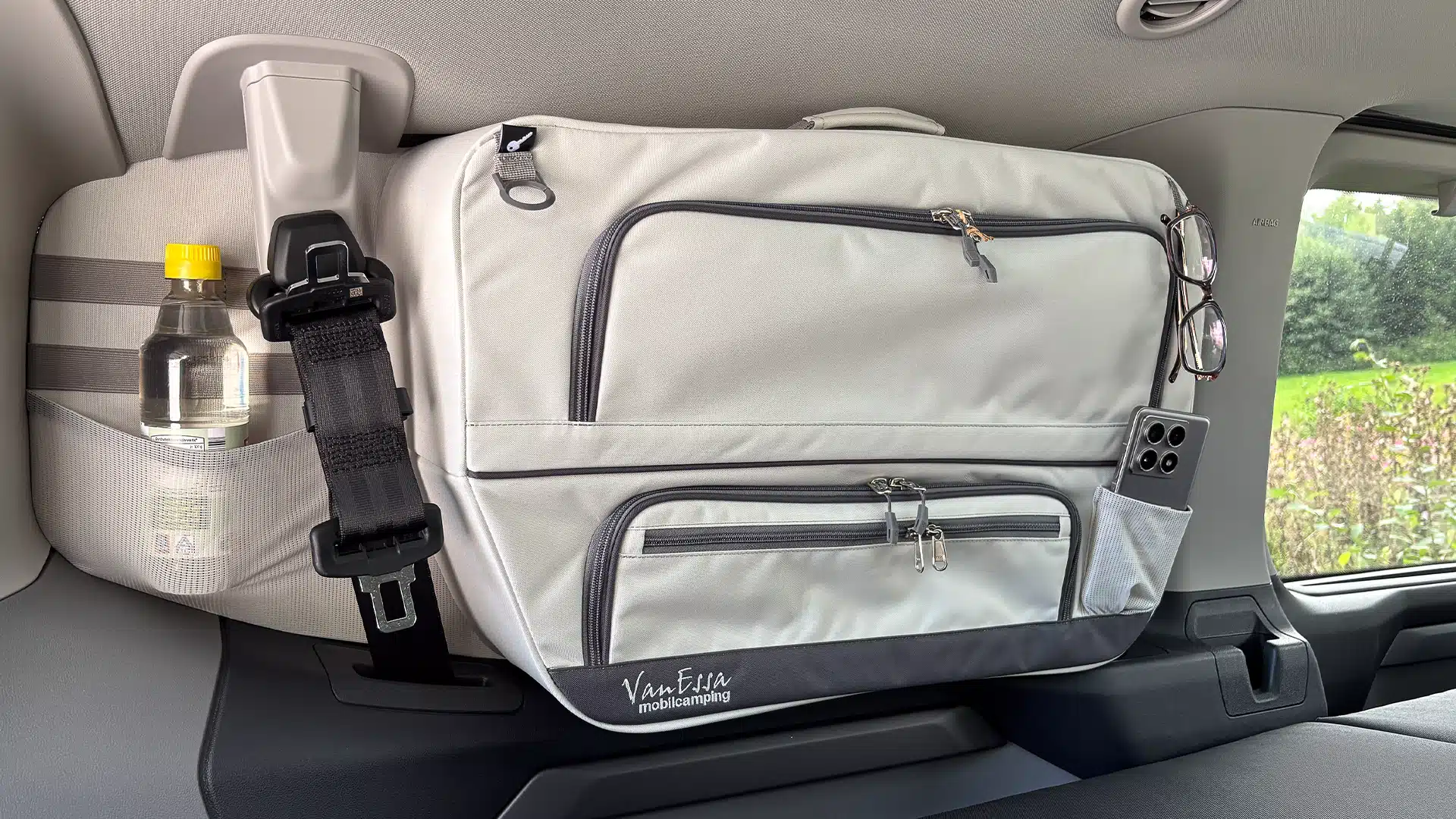 VanEssa Packtaschen im Seitenfenster eines Campervans