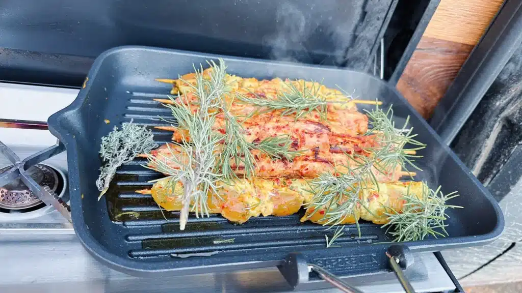 Garnelenspieße auf Grillpfanne