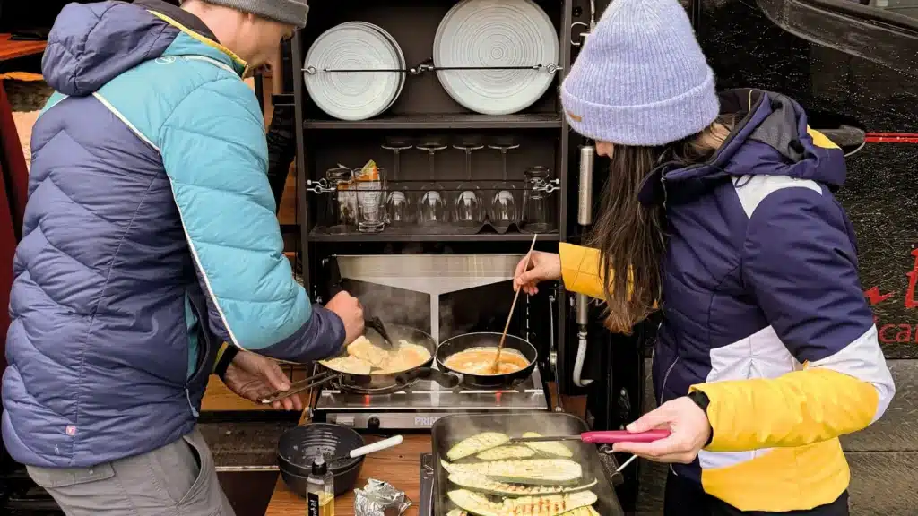 Outdoorgrill an der aufklappbaren Außenküche