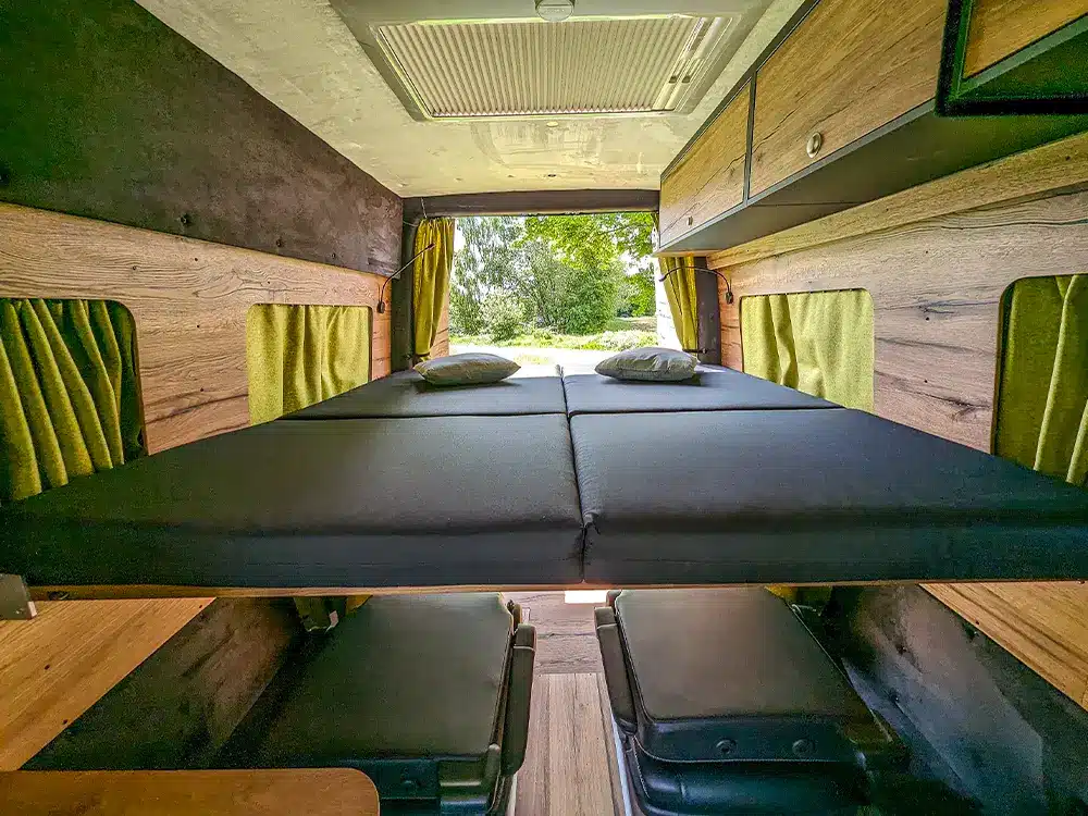 Längsbett im Sprinter Camper mit bis zu 2 Meter Bettlänge