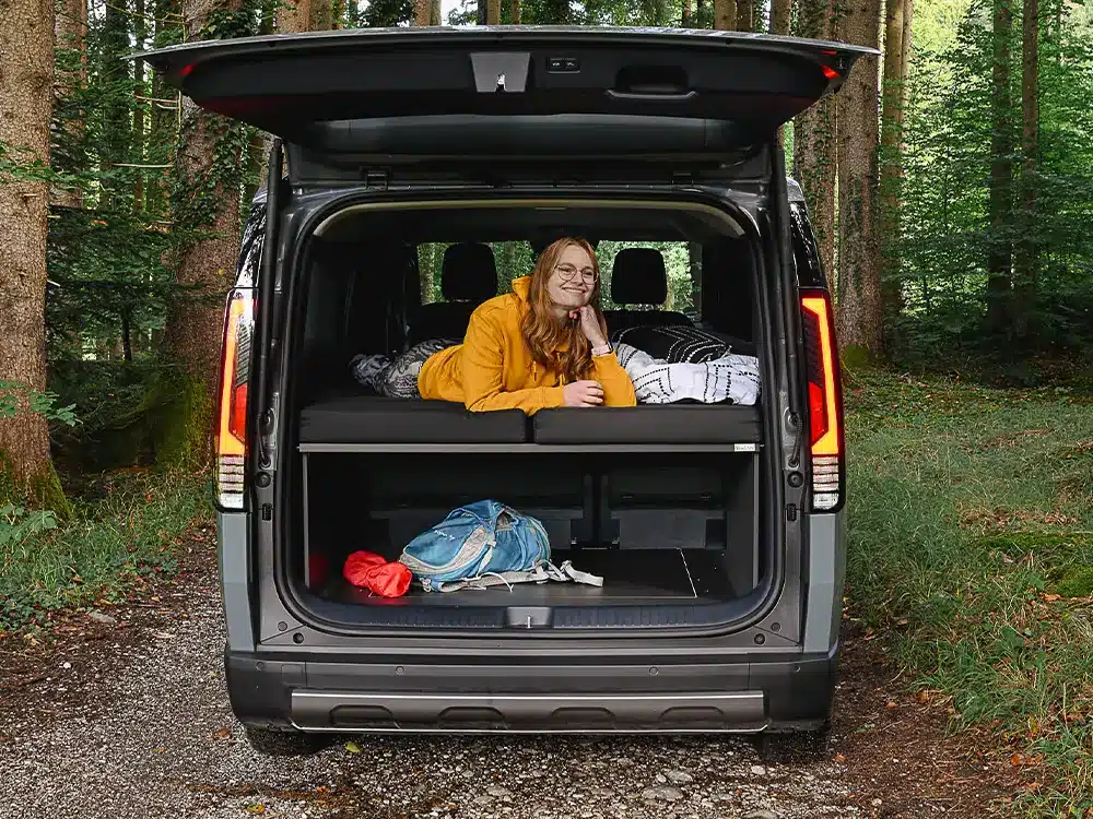 Kia PV5 Camper mit VanEssa Schlafsystem Surfer geteilt als Doppelbett