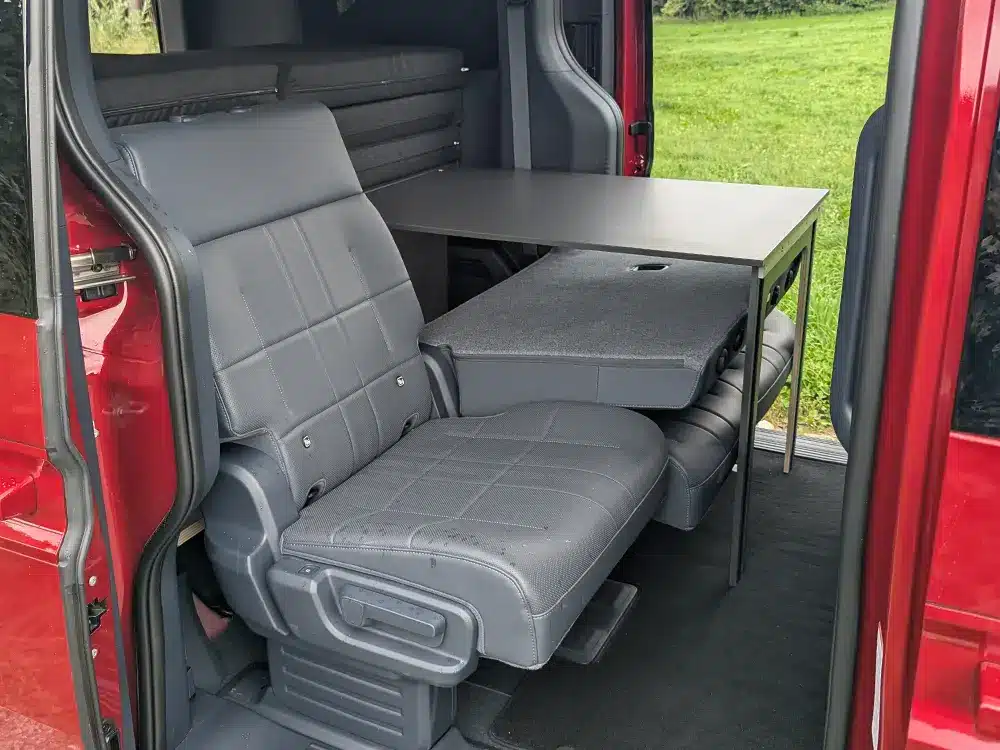 Schlafsystem Surfer geteilt als Tisch im Kia PV5