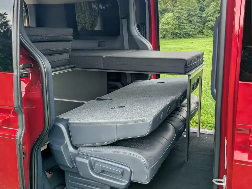 Schlafsystem Surfer geteilt als Einzelbett im Kia PV5