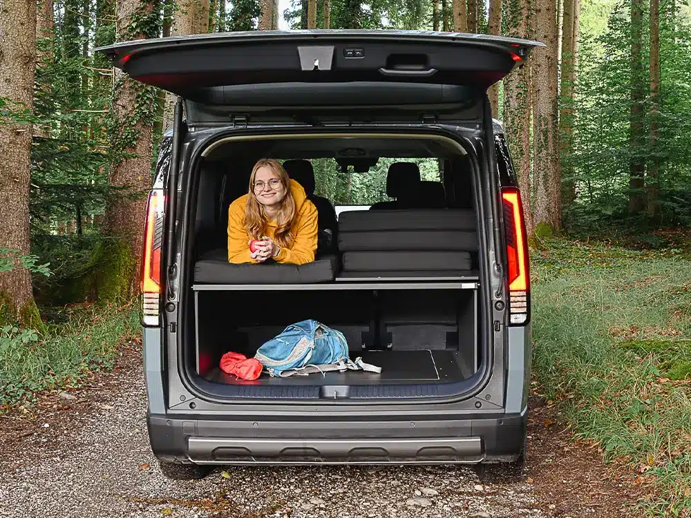 Kia PV5 Camper mit VanEssa Schlafsystem Surfer geteilt als Einzelbett