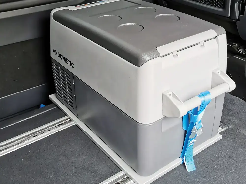 Halterung Dometic Kühlbox im Mercedes Benz Van