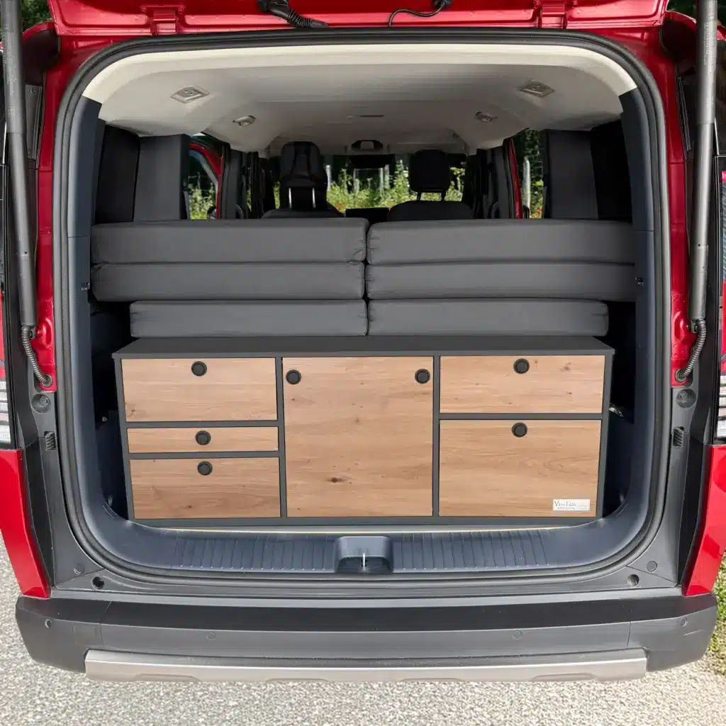 KIA PV5 Heckküche graphit Wildeiche mit Schlafsystem Surfer im Packzustand