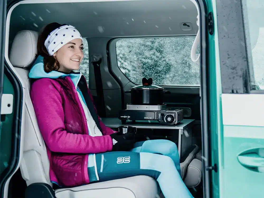 ID Buzz Camper mit VanEssa Schlafsystem geteilt Einzelbett