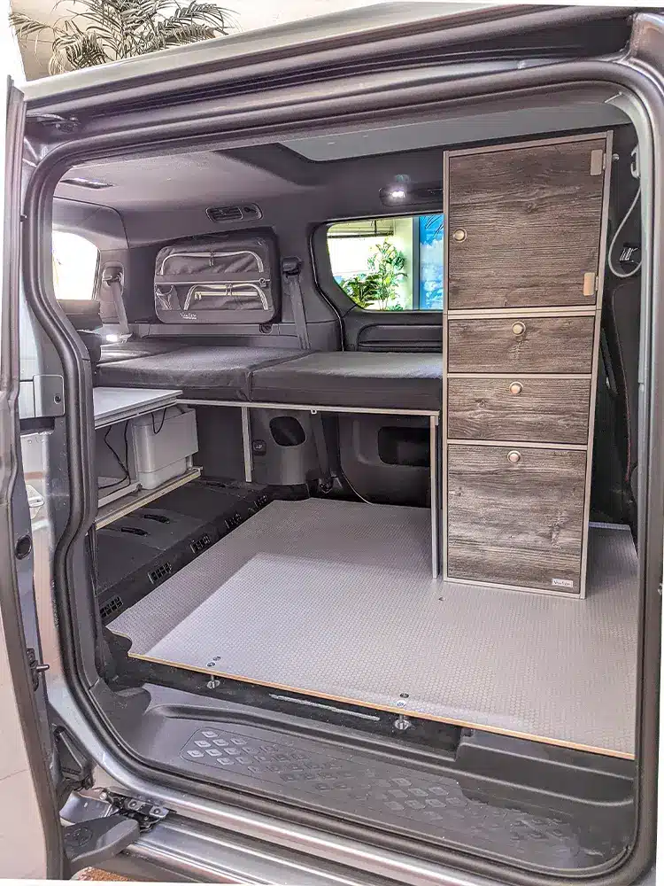 Innenraum von VW ID. Buzz und Kia PV5 Passenger für den Camperausbau