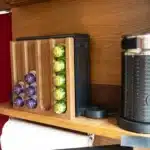 Kapselhalter an Kaffeemaschine befestigt