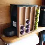 Kapselhalter an Kaffeemaschine befestigt