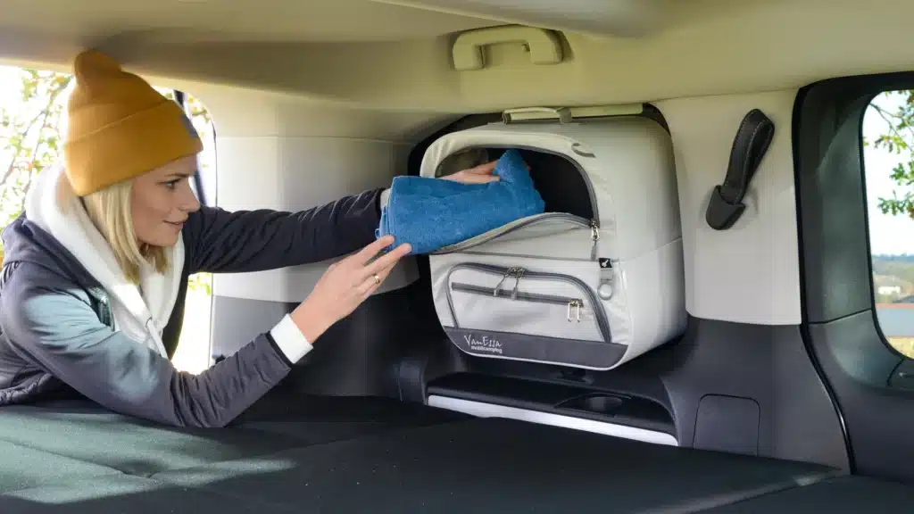 Pössl Vanster PSA Stellantis camping modules installation accessories packing bags