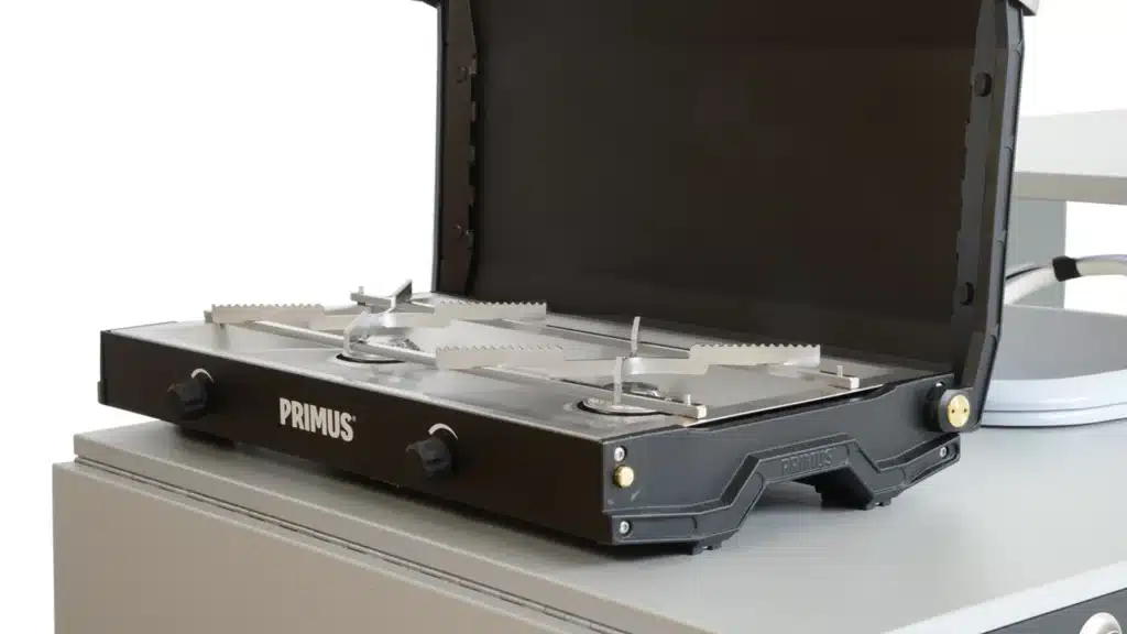 Tourneo Transit Tourneo Custom Campingmodule geöffneter Doppelflamm-Gaskocher auf Küchenmodul Riva