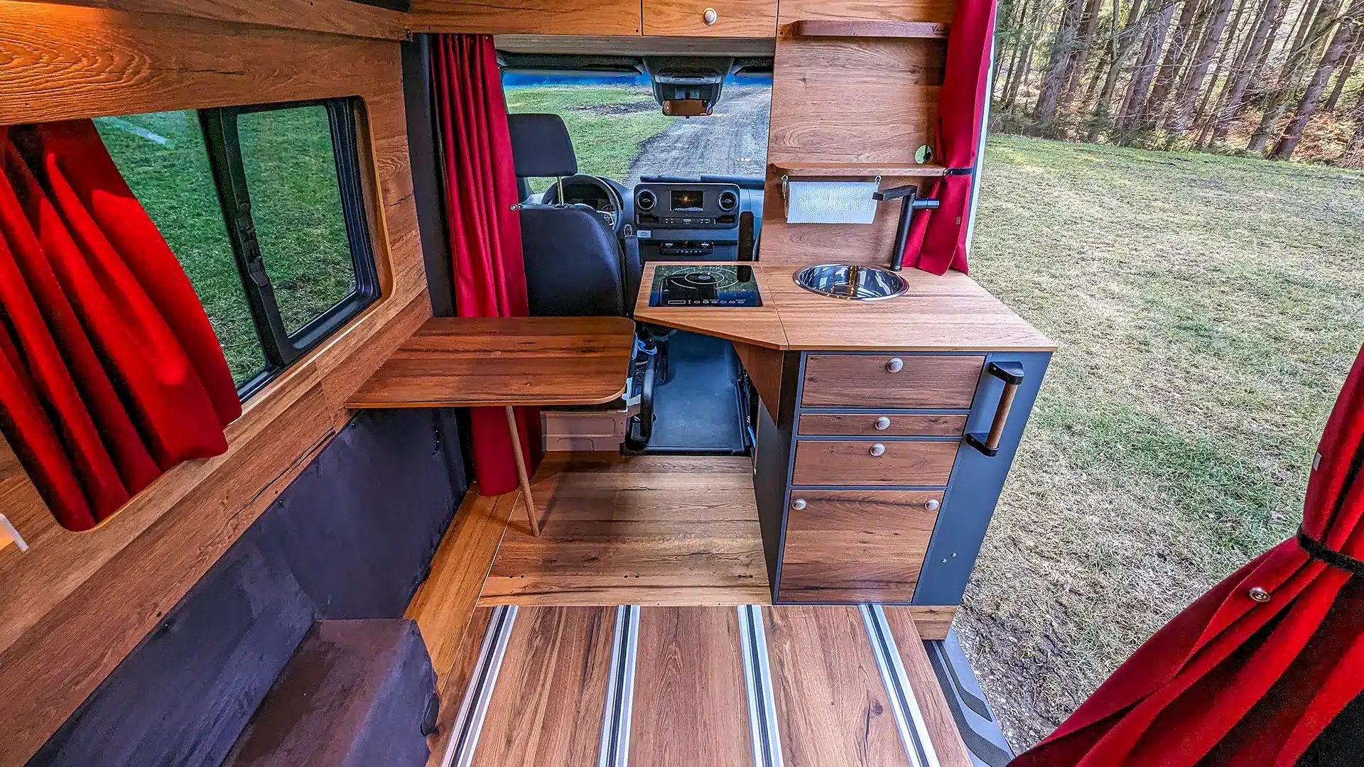 Campingküche im ausgebauten VanEssa Camper ohne Badkabine