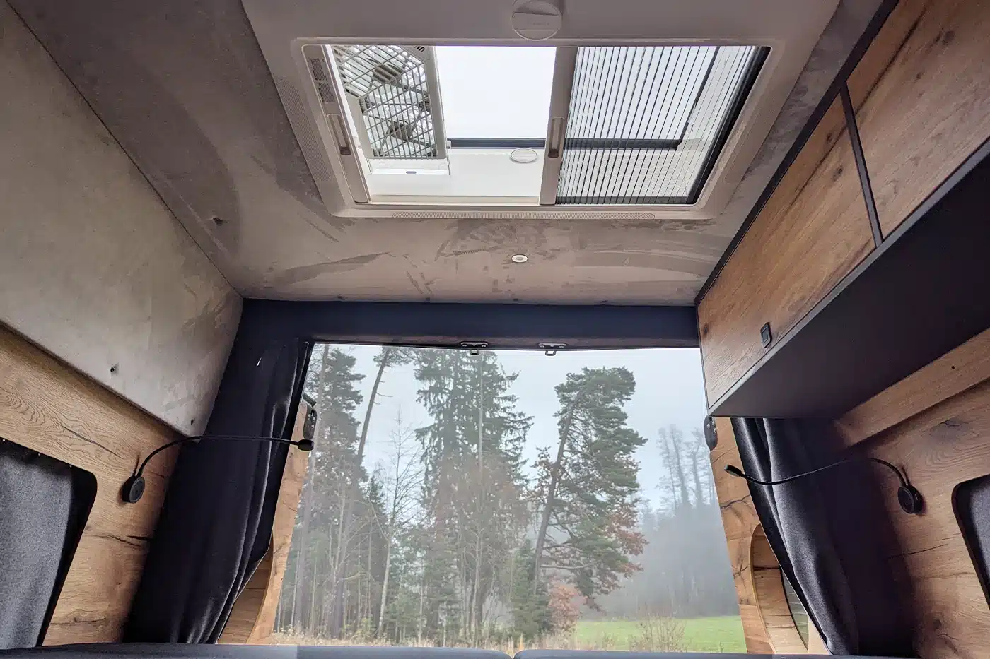 Einbau Dachfenster VanEssa Camper mit mobilem Lüfter und Jalousie