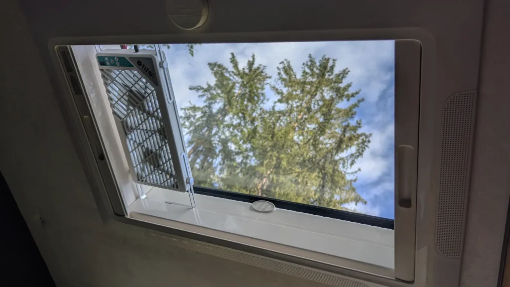 Dachfenster mit Lüfter