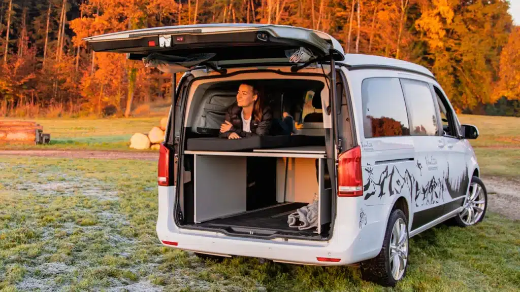 Installation of camping module sleeping system Surfer split in Vito rear view