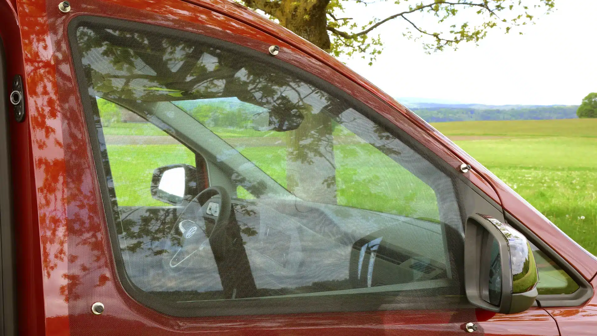 VanEssa Mückennetz am geöffneten Seitenfenster eines Vans