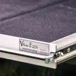 T7 California Beach Campingmodule Riva Heckauszug Detailansicht auf Einhandverriegelung