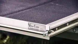 T7 California Beach Campingmodule Riva Heckauszug Detailansicht auf Einhandverriegelung